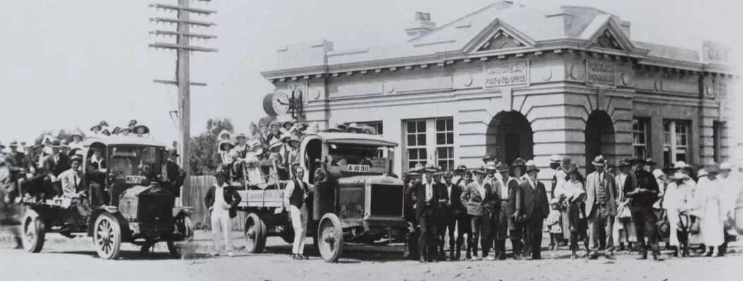 A day-trip excursion leaving from the Manurewa Post Office in the 1920s
